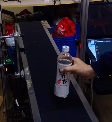 流水線側面安裝智能讀碼器，數據自動比對，掃碼成功綠燈亮，掃不上 / 混料立即紅燈報警 + 停機，從源頭防錯料，提升生產效率.png