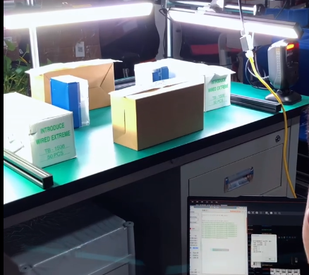 還在為人工掃碼慢、錯(cuò)掃漏掃頭疼？這套定制工作臺(tái)批次掃碼設(shè)備全搞定！搭載 AI 讀碼算法，臟污、模糊條碼都能秒識(shí)別，批次信息實(shí)時(shí)同步系統(tǒng)，按需定制尺寸與接口，適配良好專屬場(chǎng)景～ #AI #批次溯源#定制掃碼設(shè)備 #自動(dòng)掃碼工位.png